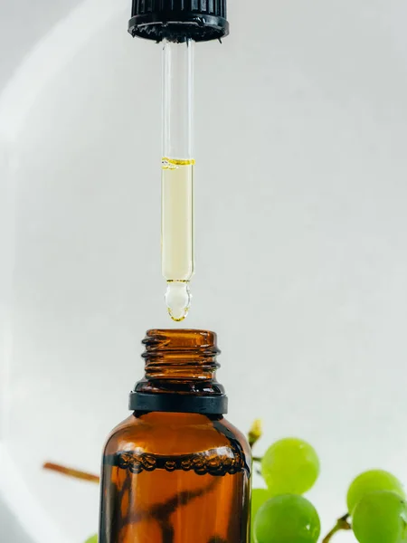 Aceite Semilla Uva Una Botella Vidrio Con Uva Verde Madura — Foto de Stock