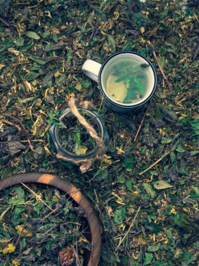 Kuru şifalı bitkiler ve limon ve naneli çay karışımı. Alternatif tıp konsepti