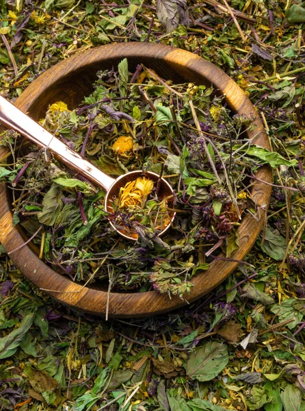 用铜汤匙进行木材碗中不同配料的干 健康草本 草药茶 顺势疗法和替代疗法概念 平躺在床上有选择的重点 — 图库照片