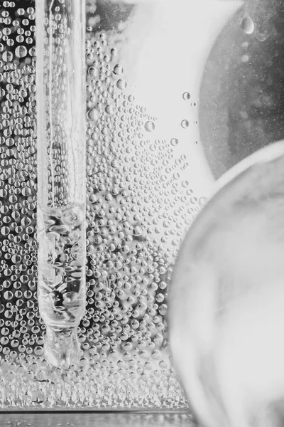 酸素泡 顕微鏡のデジタル画面上の研究室で水の中のヒアルロン酸 水分を補給し 肌の概念を保湿 ピペットと美容液 選択的焦点 — ストック写真