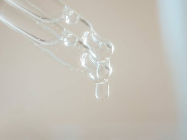 Bulanık oksijen kabarcıkları, laboratuvarda dijital mikroskop ekranında suda hyaluronik asit. Susuzluk ve nemlendirici cilt konsepti. Pipetli kozmetik serumu.