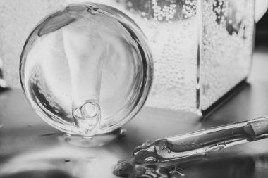 Oksijen kabarcıkları, laboratuvardaki sudaki hyaluronik asit dijital mikroskop ekranında. Susuzluk ve nemlendirici cilt konsepti. Pipetli kozmetik serumu. Seçici odak