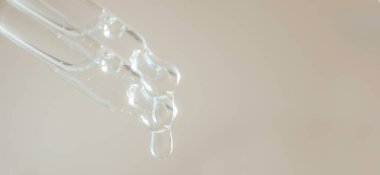 Oksijen kabarcıkları, laboratuvardaki sudaki hyaluronik asit dijital mikroskop ekranında. Susuzluk ve nemlendirici cilt konsepti. Pipetli kozmetik serumu. Seçici odak