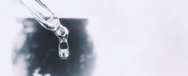 Oksijen kabarcıkları, laboratuvardaki sudaki hyaluronik asit dijital mikroskop ekranında. Susuzluk ve nemlendirici cilt konsepti. Pipetli kozmetik serumu. Tek renkli olsun. Seçici odak