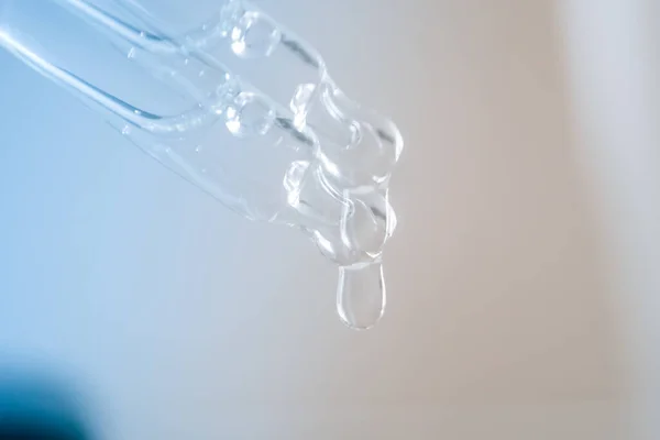 氧气气泡 透明质酸在实验室的水溶液中的数字显微镜检查 滋润和保湿皮肤的概念 用喷妥的化妆品血清 有选择的重点 — 图库照片