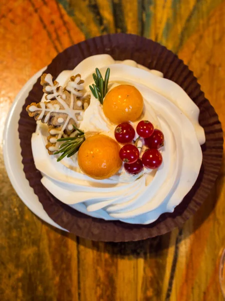 Navidad Deliciosos Pasteles Decorados Con Copo Nieve Jengibre Arándanos Physalis —  Fotos de Stock