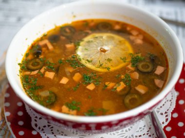 Limon dilimi, sosage, dereotu ve zeytinli Ukrayna ve Rusya ulusal kırmızı borsası, seçici odaklı.