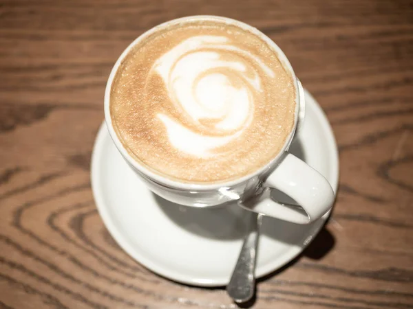 Ζεστό Γάλα Τέχνης Καφέ Latte Καπουτσίνο Ξύλινο Τραπέζι Επιλεκτική Εστίαση — Φωτογραφία Αρχείου