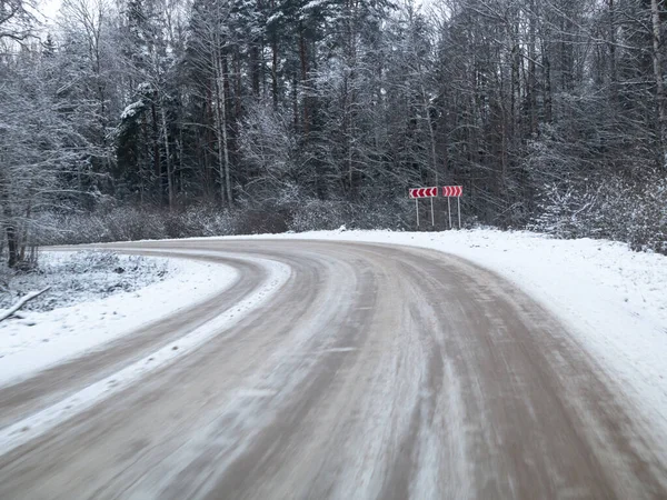 Carretera Nevada Rodeada Pinos Conducción Invierno Nieve Camino Campo Enfoque — Foto de Stock
