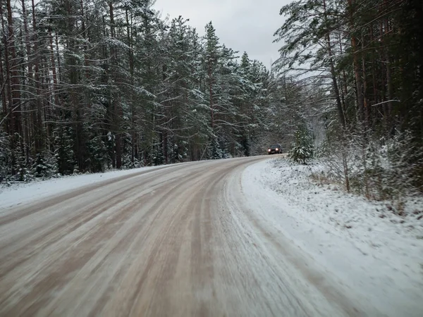 Drum Înzăpezit Înconjurat Pini Conducând Zăpadă Iarnă Drum Țară Focalizare — Fotografie, imagine de stoc