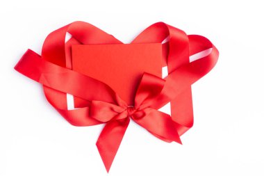 Sevgililer Günü zarfında saten kurdeleli kırmızı bir mektup. Bir aşk mesajı ya da mektup yazıyor. Üst manzara. Uzayı kopyala Düz yat. Beyaz arkaplan, Mutlu Aşıklar Günü kart tasarımı