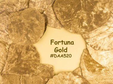 Altın lüks kart bırakır. Yeni yıl, sarı arka planda Noel süslemeleri. Üst Manzara. Altın talih yaprağı renk trendleri 2021