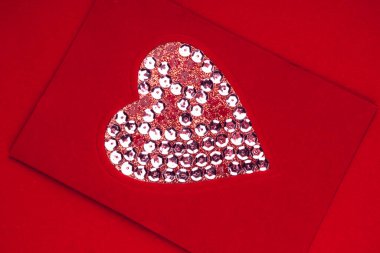 Sevgililer Günü için kağıt üzerinde kalp tasarımı olan hediye kartı.