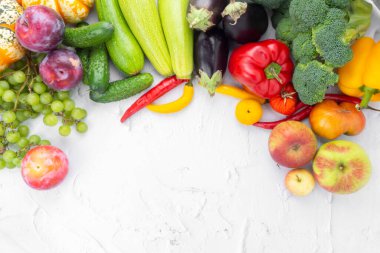 Renkli meyve ve sebzelerin toplanması, antosiyanin, akıllı karbonhidrat, omega3, antioksidan, vitamin ve lif açısından zengin. Üst Manzara. Uzayı kopyala Sağlıklı gıda, diyet ve sağlıklı yaşam, bağışıklığı güçlendirir.