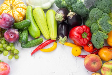 Renkli meyve ve sebzelerin toplanması, antosiyanin, akıllı karbonhidrat, omega3, antioksidan, vitamin ve lif açısından zengin. Üst Manzara. Uzayı kopyala Sağlıklı gıda, diyet ve sağlıklı yaşam, bağışıklığı güçlendirir.