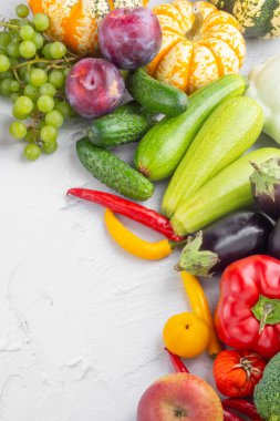 Renkli meyve ve sebzelerin toplanması, antosiyanin, akıllı karbonhidrat, omega3, antioksidan, vitamin ve lif açısından zengin. Üst Manzara. Uzayı kopyala Sağlıklı gıda, diyet ve sağlıklı yaşam, bağışıklığı güçlendirir.