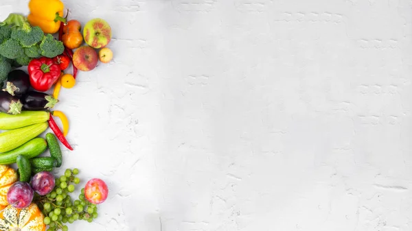 Renkli meyve ve sebzelerin toplanması, antosiyanin, akıllı karbonhidrat, omega3, antioksidan, vitamin ve lif açısından zengin. Üst Manzara. Uzayı kopyala Sağlıklı gıda, diyet ve sağlıklı yaşam, bağışıklığı güçlendirir.