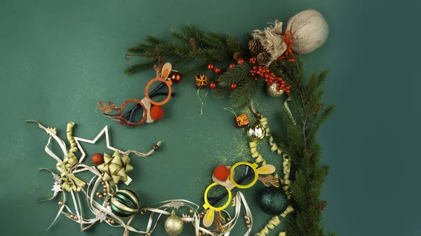 Jul Set Med Många Guld Dekorationer Festliga Masker Bollar Grön — Stockfoto