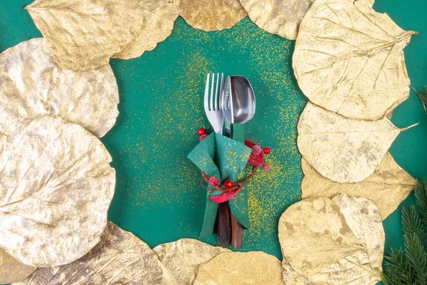Cubertería Navidad Sobre Fondo Verde Moda Con Hojas Color Dorado — Foto de Stock