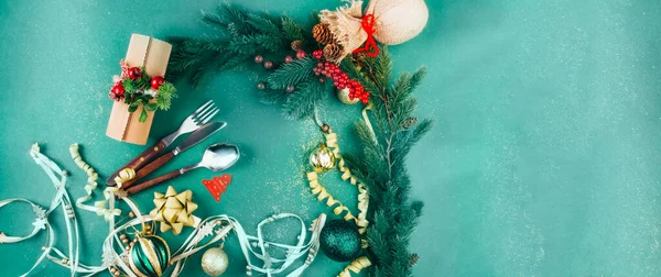 Jul Grön Festlig Bakgrund Med Bestick Holiday Setting Dekorerad Med — Stockfoto