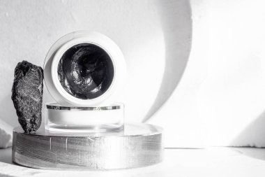 Etkin kömür tozu ve havyar ile siyah maskeli, seçici odaklı.