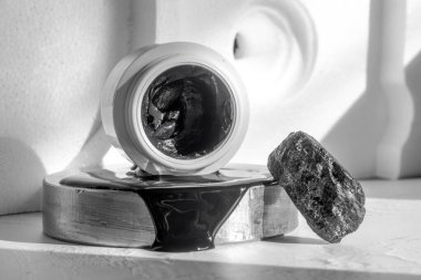 Etkin kömür tozu ve havyar ile siyah maskeli, seçici odaklı.