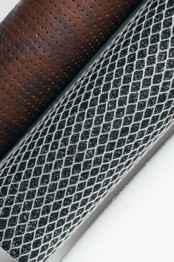 Su filtresi yeni ve kömür ve paslı kahverengi renklerle kullanılır. Temiz su ve sağlıklı yaşam tarzı konsepti. Musluk suyunda demir parçacıkları, aktif karbon bloğu ve ultra filtreleme zarı olduğuna dair kanıt. Kapat..