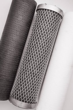 Su filtresi yeni ve kömür ve paslı kahverengi renklerle kullanılır. Temiz su ve sağlıklı yaşam tarzı konsepti. Musluk suyunda demir parçacıkları, aktif karbon bloğu ve ultra filtreleme zarı olduğuna dair kanıt. Kapat..