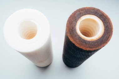 Su filtresi yeni ve paslı kahverengi renklerle kullanılıyor. Temiz su ve sağlıklı yaşam tarzı konsepti. Musluk suyunun demir parçalarıyla kirlenmesi, içme suyu filtresi, hijyenik ekipman filtreleme sistemi