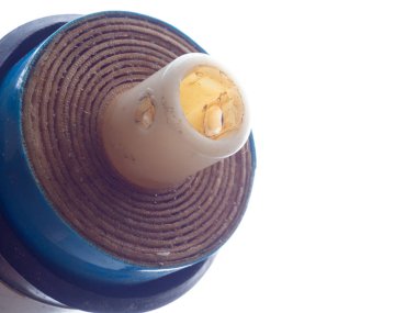 Bir adet içme suyu filtresi, kirli değiştirilebilir filtre, evde kullanılmak üzere su arıtma, temiz ve sağlıklı su kavramını kapat