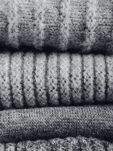 究極のグレーを基調としたニットファッショナブルなグレーウールのテクスチャの布のクローズアップ 暖かいセーターの山 スカーフ 流行カラー2021のデモンストレーション — ストック写真
