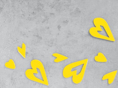Gri beton yüzeyde dekoratif sarı tahta kalp şekilleri. 2021 yılının moda renklerini gösteriyor. Sevgililer Günü için tebrik kartı. Flatlay. Kopyalama alanı olan üst görünüm