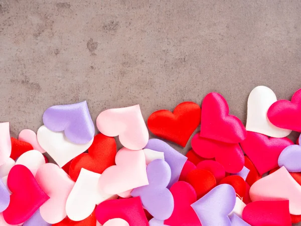 カラフルなパーティーシルクお祝いコンフェッティハート形のフレーム バレンタインデー 母の日や女性の日の装飾 愛の概念 — ストック写真