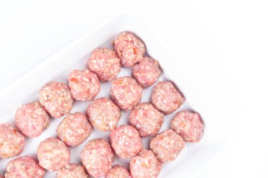 Çiğ organik et topları beyaza izole edilmiş, kopyalama alanı