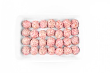 Çiğ organik et topları beyaza izole edilmiş, kopyalama alanı