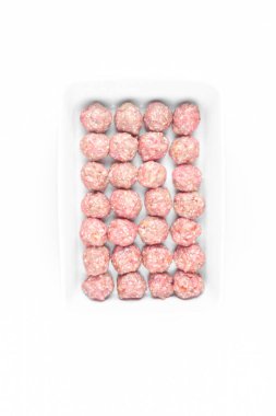 Çiğ organik et topları beyaza izole edilmiş, kopyalama alanı