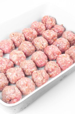 Ev yapımı çiğ organik kıymalı köfteler, pişmemiş, beyaz üzerine izole edilmiş, yakın plan. Çin yemeği.