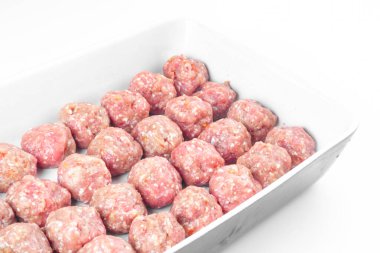 Ev yapımı çiğ organik kıymalı köfteler, pişmemiş, beyaz üzerine izole edilmiş, yakın plan. Çin yemeği.