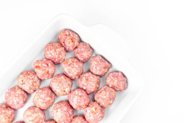 Ev yapımı çiğ organik kıymalı köfteler, pişmemiş, beyaz üzerine izole edilmiş, yakın plan. Çin yemeği.