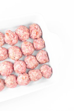 Ev yapımı çiğ organik kıymalı köfteler, pişmemiş, beyaz üzerine izole edilmiş, yakın plan. Çin yemeği.