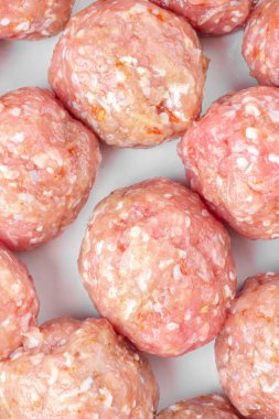 Ev yapımı çiğ organik kıymalı köfteler, pişmemiş, beyaz üzerine izole edilmiş, yakın plan. Çin yemeği. Makro
