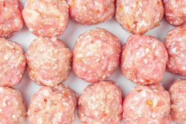 Ev yapımı çiğ organik kıymalı köfteler, pişmemiş, beyaz üzerine izole edilmiş, yakın plan. Çin yemeği. Makro