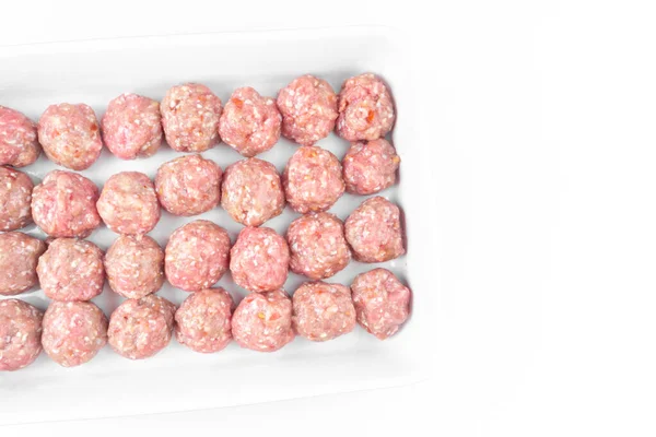 Çiğ organik et topları beyaza izole edilmiş, kopyalama alanı