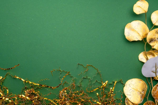 Frunze Tropicale Aurii Eucalipt Hârtie Festivă Cupru Metalic Fundal Verde — Fotografie, imagine de stoc