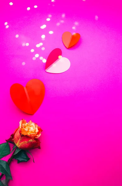 Papier Origami Herzen Mit Schönen Rosa Blume Auf Rosa Hintergrund — Stockfoto