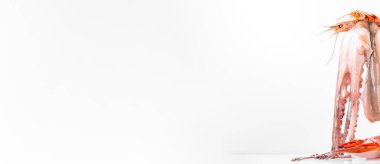 Beyaz arka planda deniz ürünleri yengeçleri, karides, ahtapot. Astaxanthin, antioksidan, iyot, çinko, kopyalama alanı bakımından zengin gıdalar.