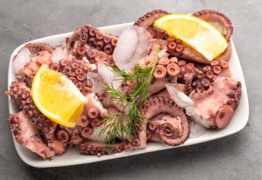 Limon ve dereotlu taze ahtapot salatası, buz küpleri.