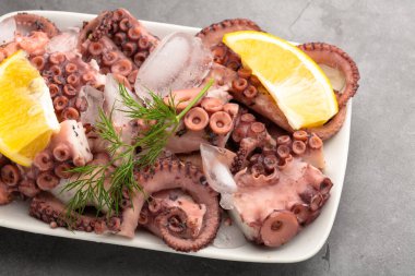 Limon ve dereotlu taze ahtapot salatası, buz küpleri.