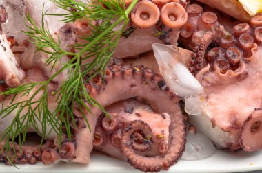 Limon ve dereotlu taze ahtapot salatası, buz küpleri.