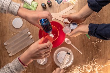Çocuk elleri evde sümüklü oyuncak yapıyor. Sümük yapıyorum. Malzemeler ve bileşenler karıştırılır, çocukların yaratıcılığı kapalı alanda tatil yapar